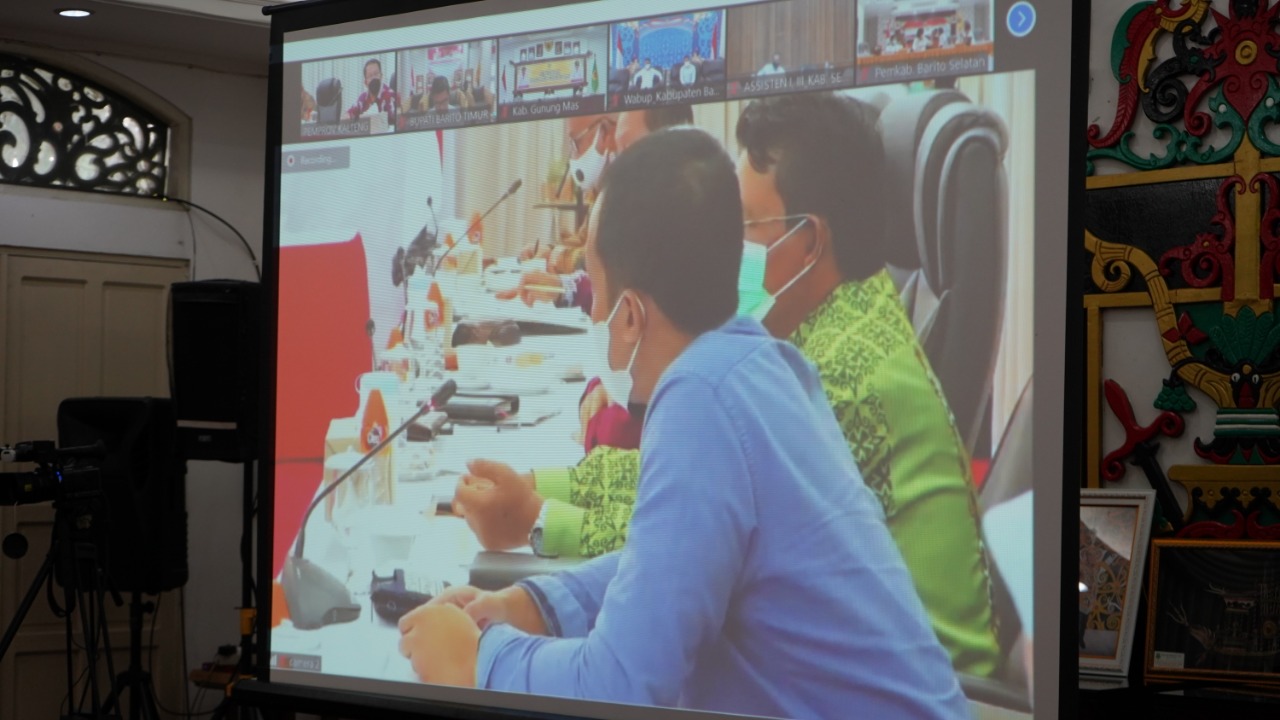 Wagub Kalteng H. Edy Pratowo Atas Nama Gubernur Kalteng H. Sugianto Sabran Resmi Lantik Komisaris Utama PT. Bank Kalteng Periode 2022-2026