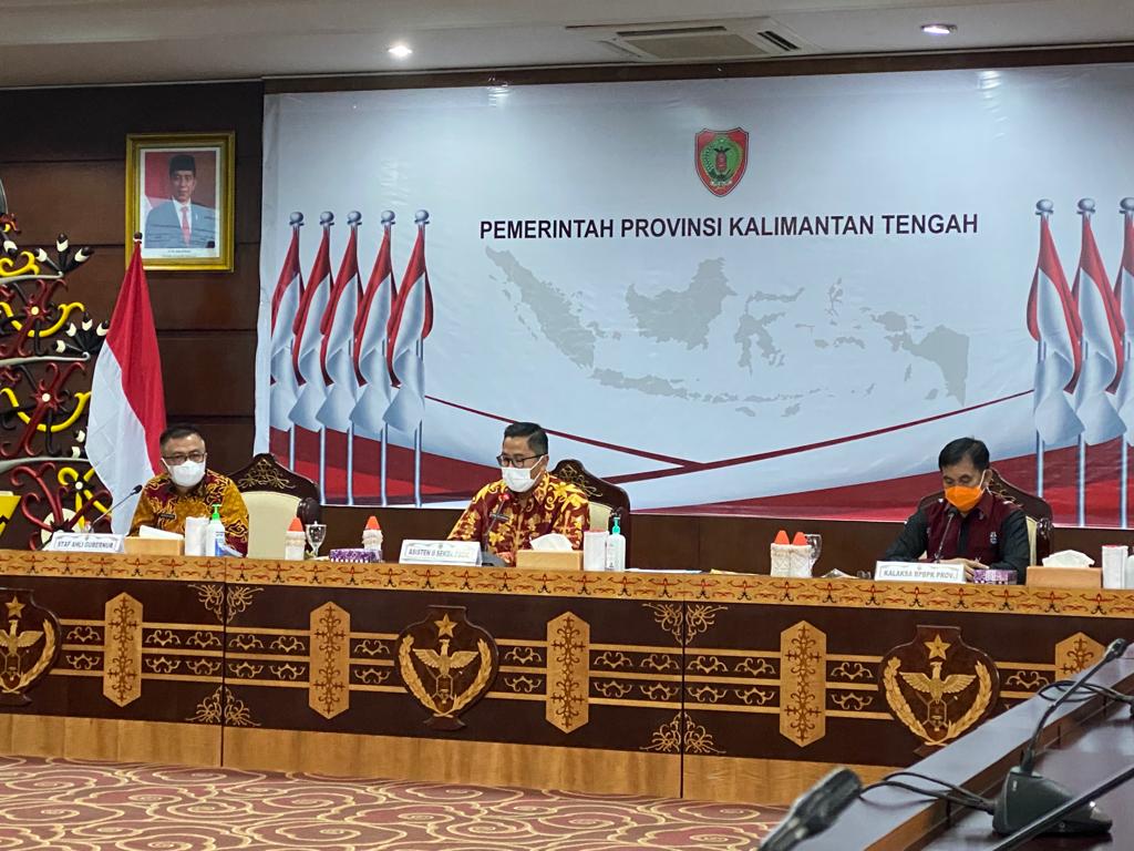 Asisten Bidang Perekonomian dan Pembangunan Setda Prov. Kalteng Leonard S. Ampung Pimpin Rapat Satgas Penanganan Covid-19 Kalteng Tahun 2022