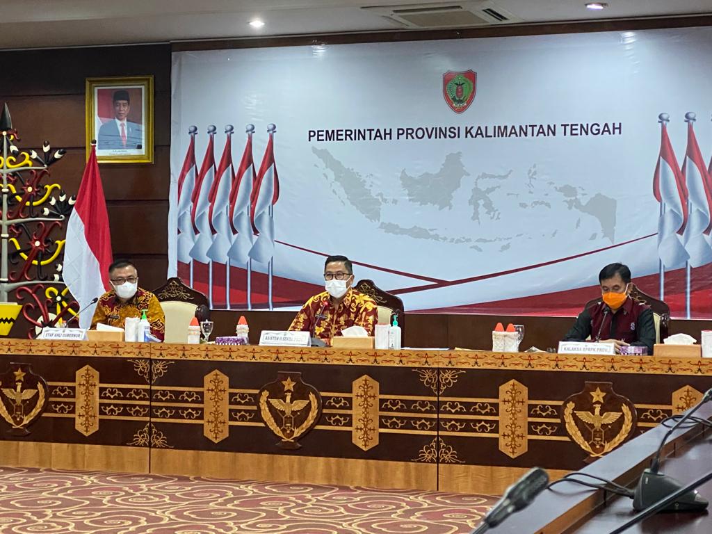 Asisten Bidang Perekonomian dan Pembangunan Setda Prov. Kalteng Leonard S. Ampung Pimpin Rapat Satgas Penanganan Covid-19 Kalteng Tahun 2022