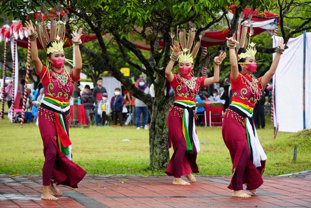 Penampilan Atraksi Tarian Yang Dibawakan Oleh Sanggar Memeriahkan CFD