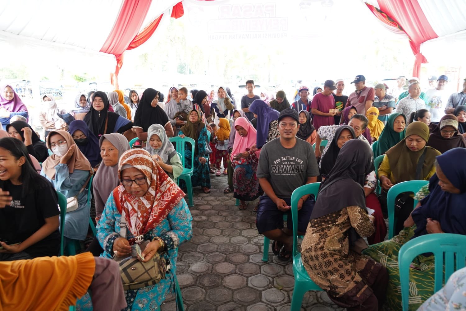 Ketua TP-PKK Prov. Kalteng Ivo Sugianto Sabran Tinjau Dan Buka Secara Resmi Pasar Penyeimbang