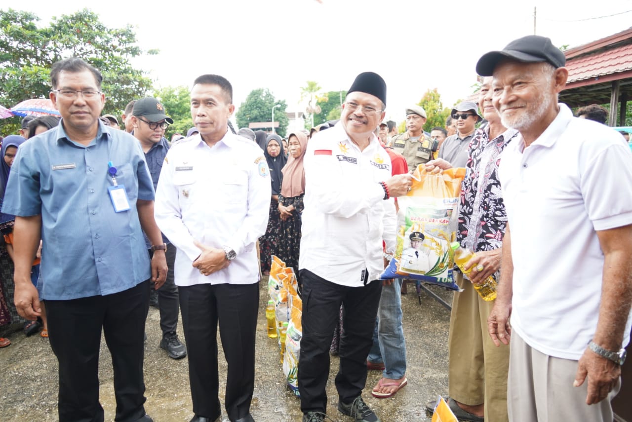 Sekda Nuryakin Serahkan Sapi Limousin dan Gratiskan Pasar Murah di Muara Tuhup dan Laung Tuhup Murung Raya