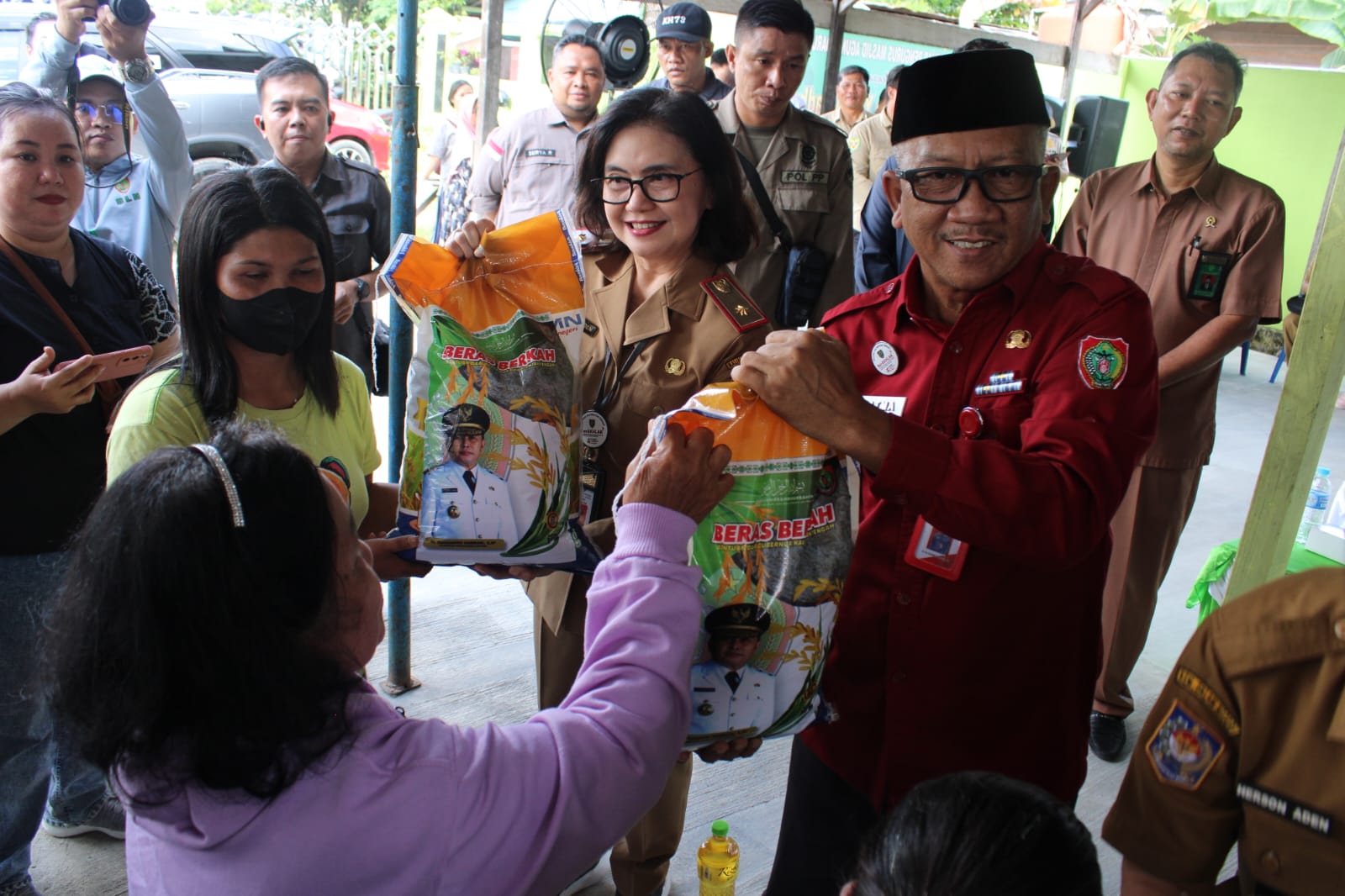 Kepala DP3APPKB Dampingi Kepala Badan Kesbangpol Salurkan 600 Paket Sembako Murah