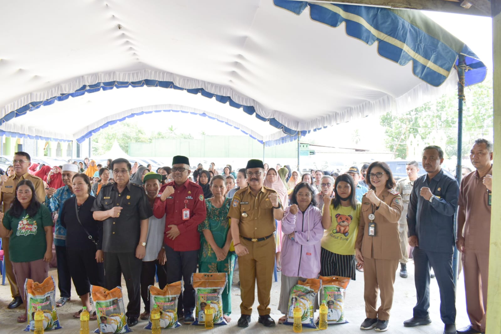 Kepala DP3APPKB Dampingi Kepala Badan Kesbangpol Salurkan 600 Paket Sembako Murah
