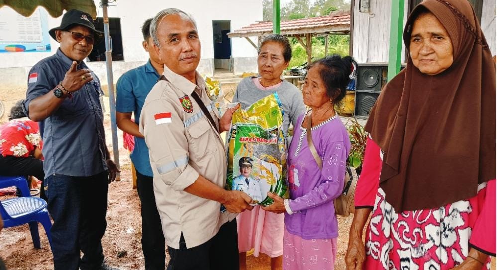 Pemprov Kalteng Salurkan 1500 Paket Sembako Murah di Desa Beruta Kabupaten Lamandau