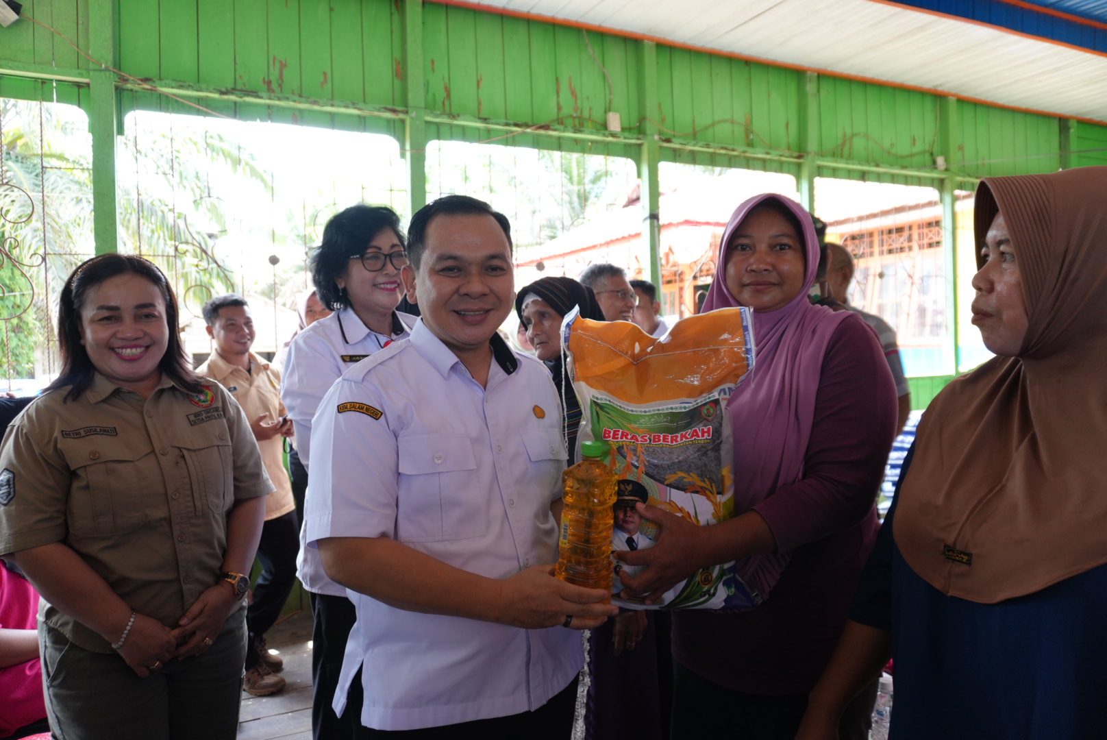 Pemprov Kalteng Salurkan 1500 Paket Sembako Murah di Desa Beruta Kabupaten Lamandau