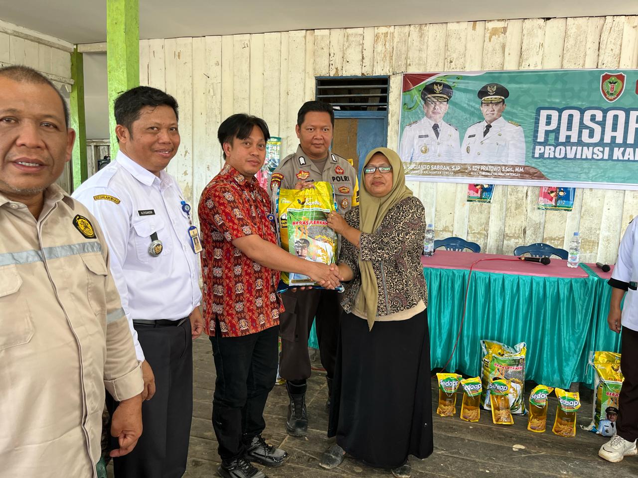Pemprov Kalteng Salurkan 1000 Paket Sembako Murah di Desa Bukit Jaya