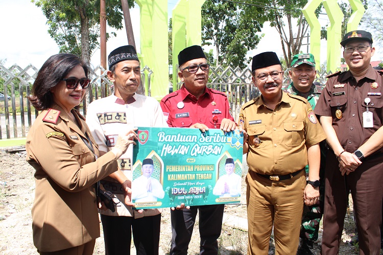 Kaban Kesbangpol Prov. Kalteng Katma F. Dirun Buka Pasar Murah