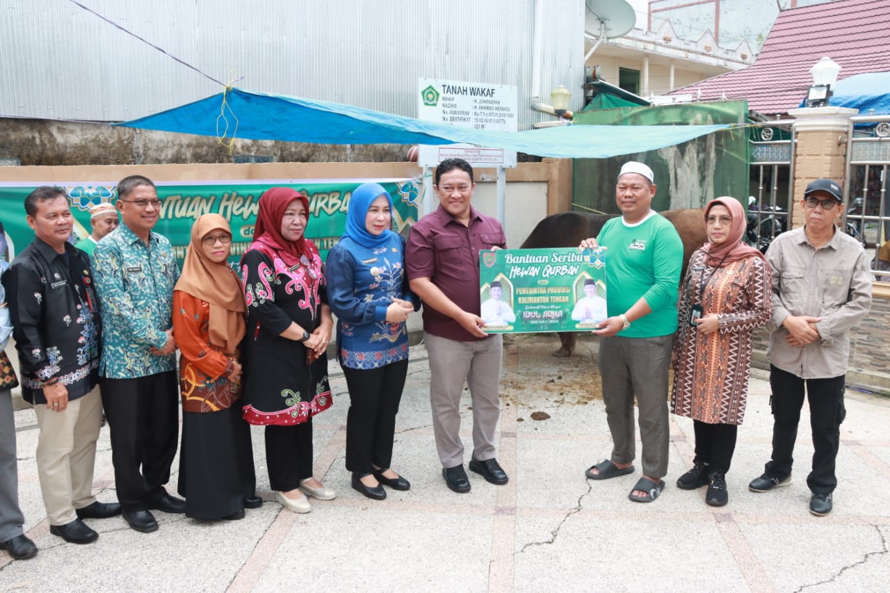 Wagub Kalteng Edy Pratowo Serahkan Bantuan Hewan Qurban di Kecamatan Kahayan Hilir