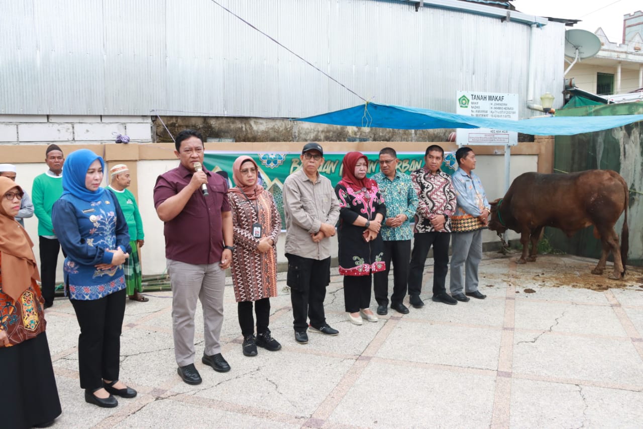 Wagub Kalteng Edy Pratowo Serahkan Bantuan Hewan Qurban di Kecamatan Kahayan Hilir
