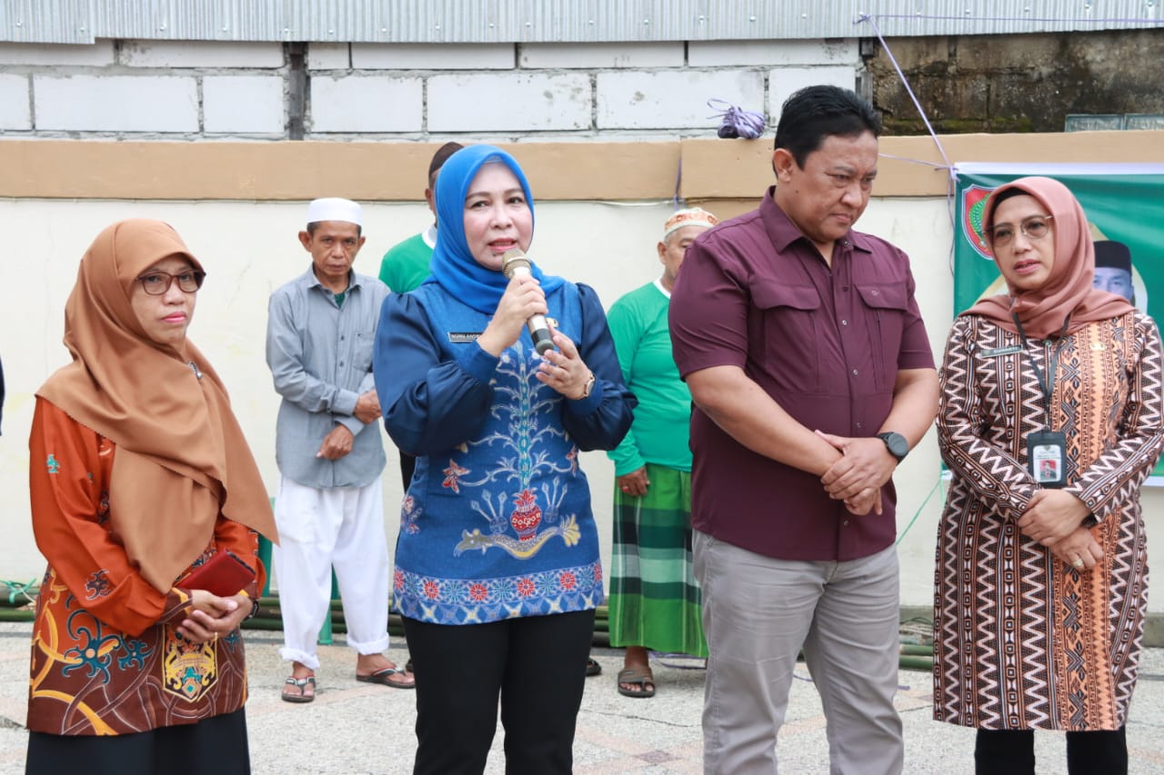 Wagub Kalteng Edy Pratowo Serahkan Bantuan Hewan Qurban di Kecamatan Kahayan Hilir