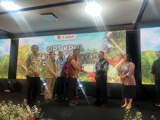 Dinas Kehutanan Prov. Kalteng Terima Penghargaan Prestisius serta Terima Sertifikat Terbaik I dalam Penilaian KPH Efektif