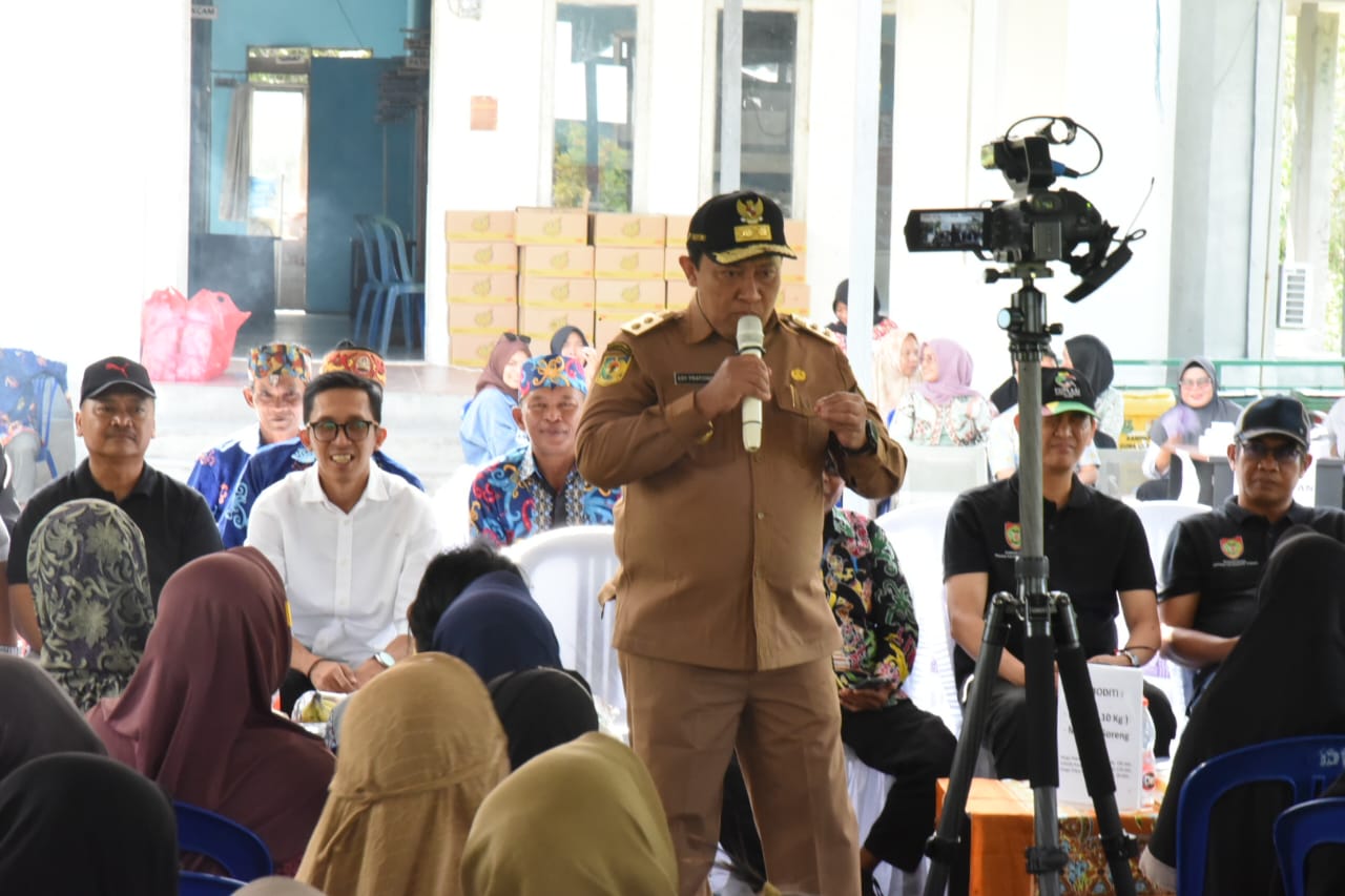 Wagub Kalteng Edy Pratowo Buka Pasar Murah yang diselenggarakan di Kantor Camat Bataguh