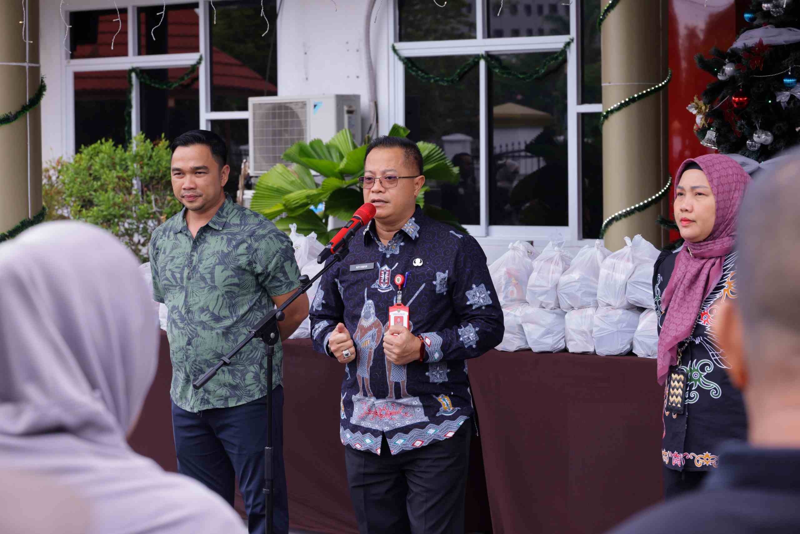 Dinas PMD Prov. Kalteng Laksanakan Kegiatan Berbagi Bingkisan Kasih Menyambut Natal 2025