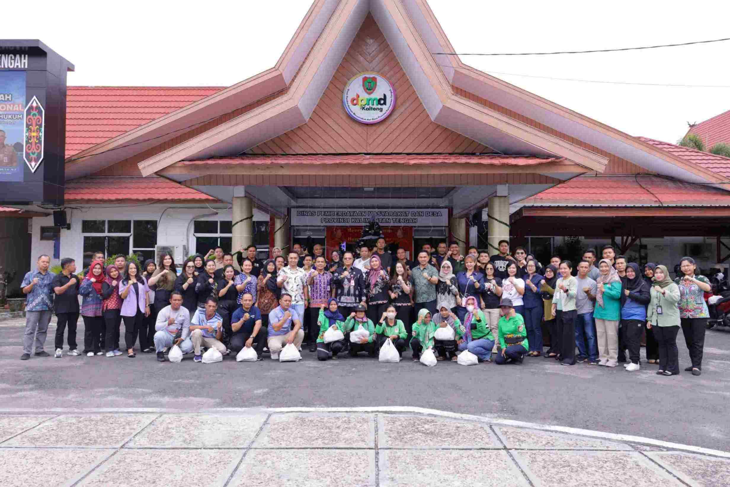 Dinas PMD Prov. Kalteng Laksanakan Kegiatan Berbagi Bingkisan Kasih Menyambut Natal 2025