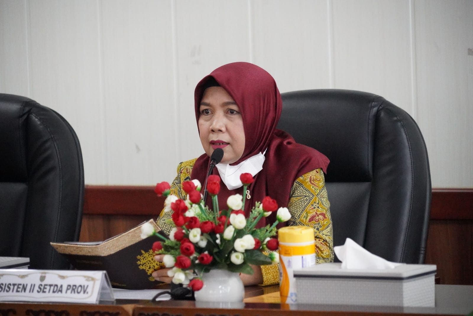 Asisten Ekbang Sri Widanarni Pimpin Rapat Pertumbuhan Ekonomi Provinsi Kalteng