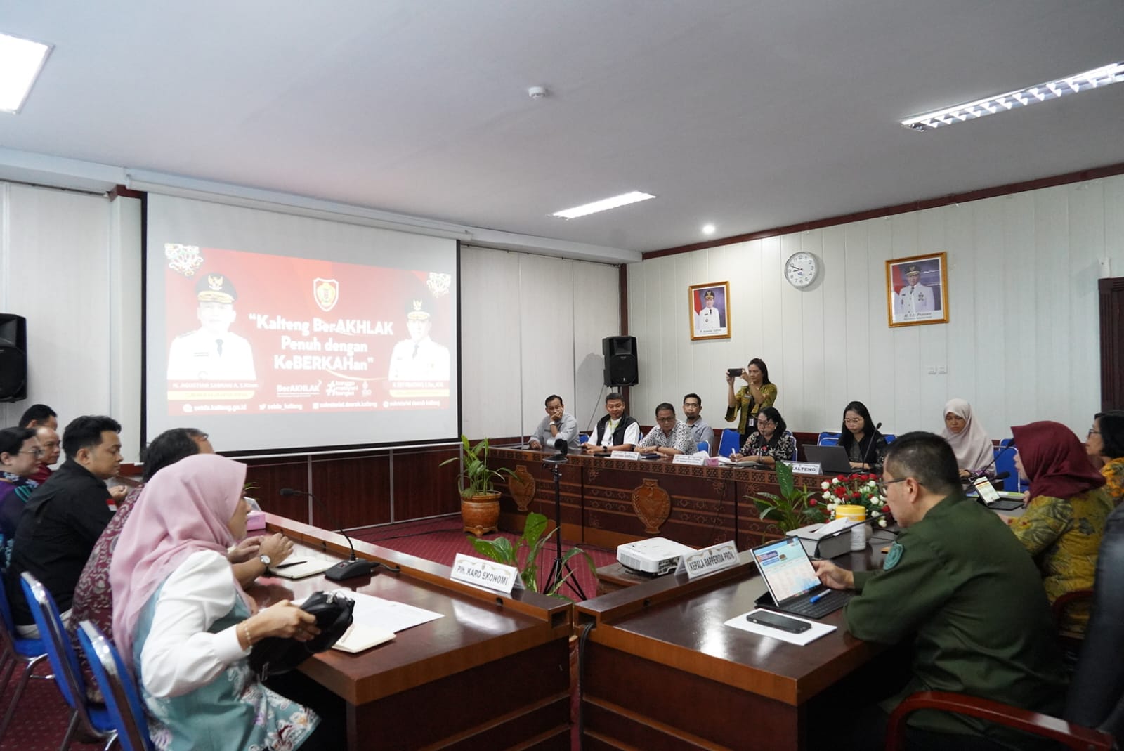 Asisten Ekbang Sri Widanarni Pimpin Rapat Pertumbuhan Ekonomi Provinsi Kalteng