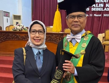Kadis TPHP Prov Kalteng Sunarti Terima Penghargaan Alumni UNS Berprestasi