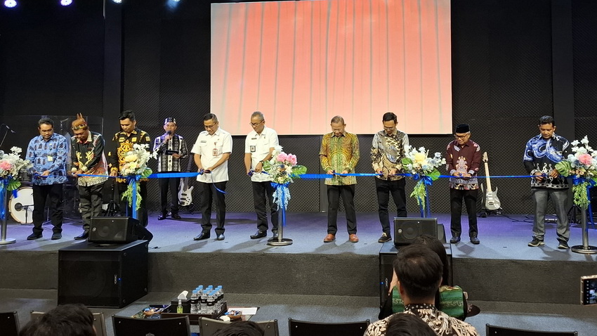 Kepala Bapperida Prov. Kalteng Leonard S. Ampung Hadiri Acara Ibadah Ucapan Syukur dan Peresmian Gedung Gereja Mawar Sharon