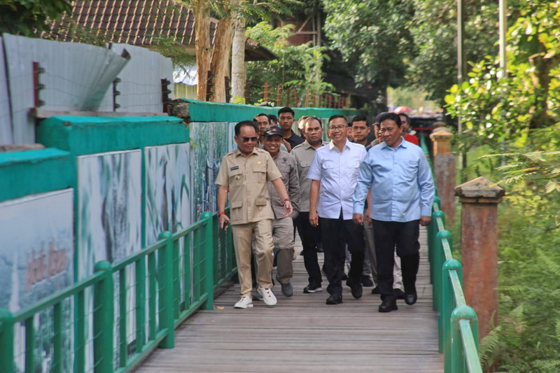 Kepala BAPPERIDA Leonard S. Ampung Dampingi Gubernur Agustiar Sabran dan Wagub Edy Pratowo Kunjungi Wisata Edukasi Hutan Kota Nyaru Menteng Berkah