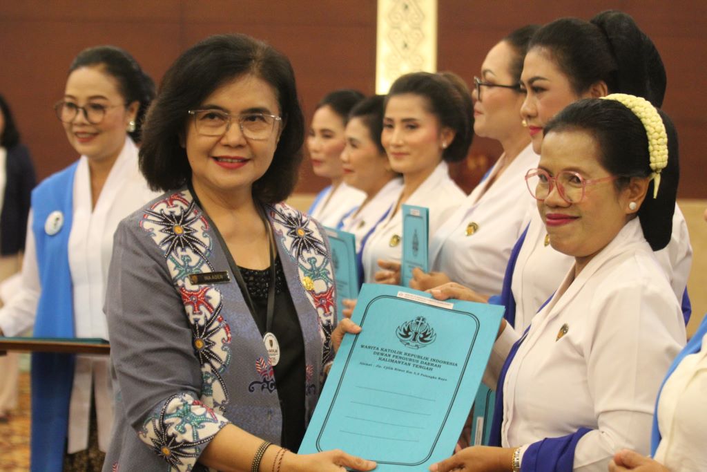 Kepala DP3APPKB Prov. Kalteng Linae Victoria Aden Hadiri Perayaan HUT 100 Tahun Wanita Katolik Republik Indonesia