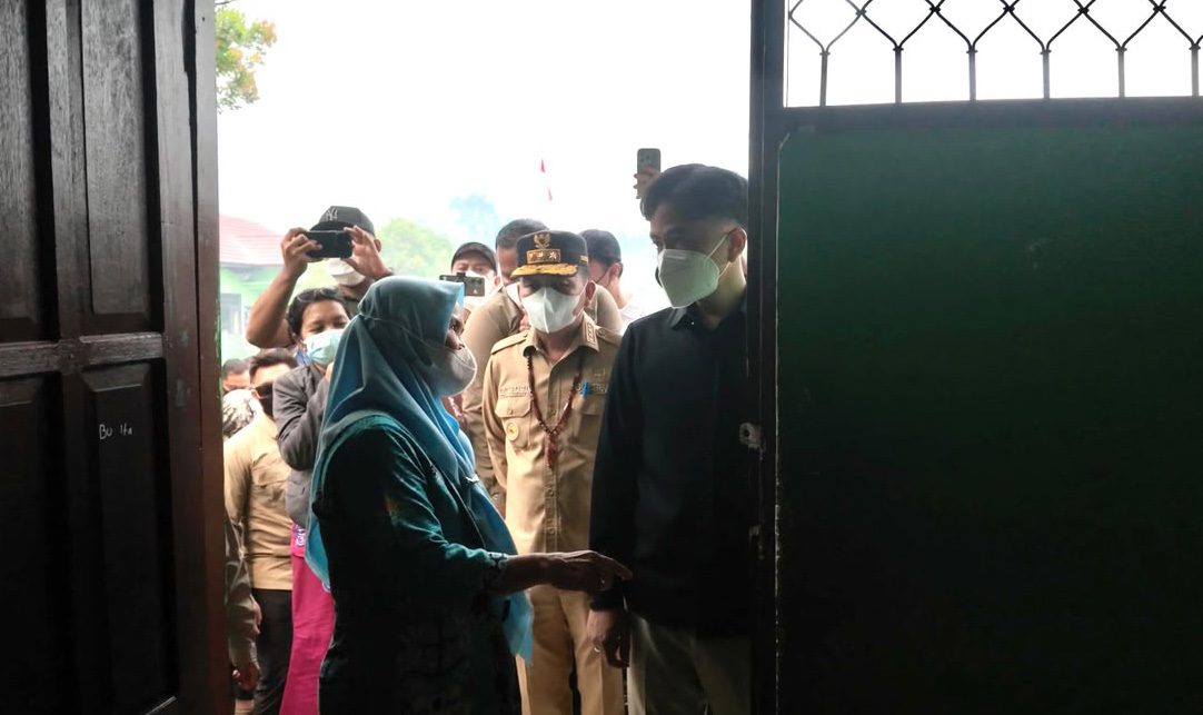 Di Tengah Kabut Asap, Wapres Gibran Tinjau SDN 2 Petuk Katimpun Didampingi Gubernur Kalteng