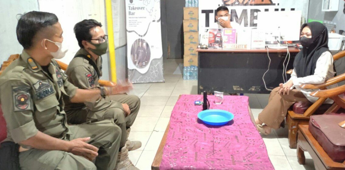 SatPol PP dan Damkar Kapuas Lakukan Pengecekan Prokes Untuk Cegah Penularan Covid 19