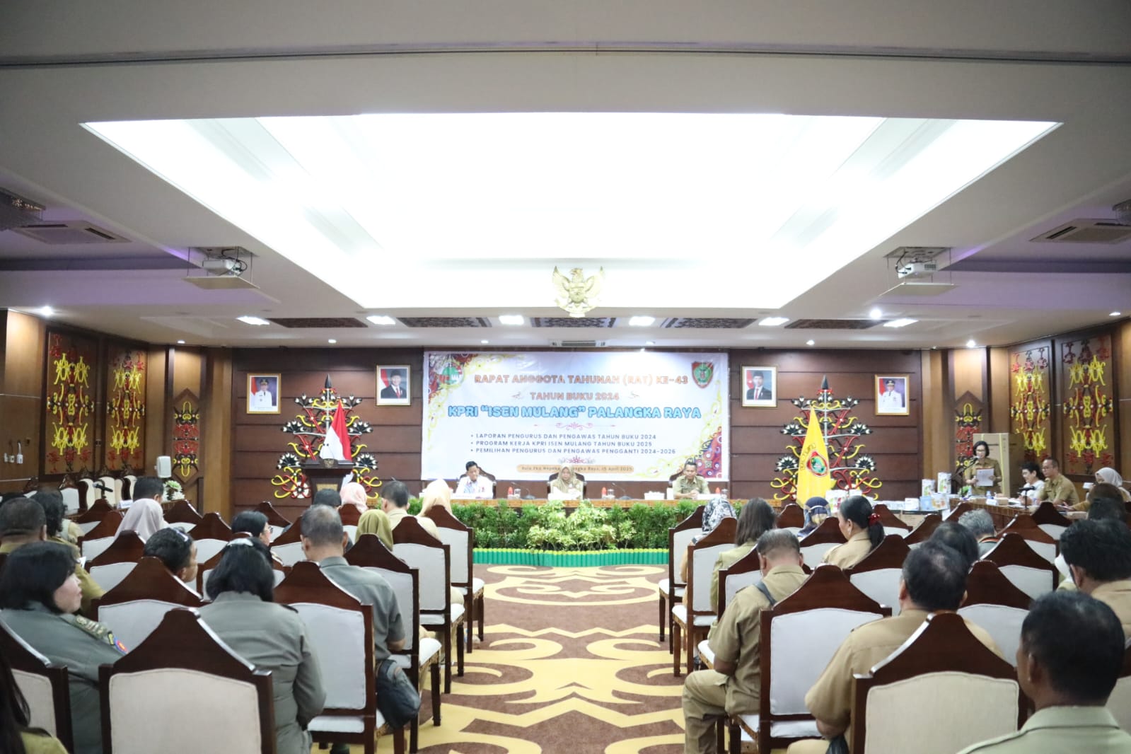 Asisten Ekbang Sri Widanarni Buka Rapat Anggota Tahunan KPRI Isen Mulang Ke-43 Tahun Buku 2024