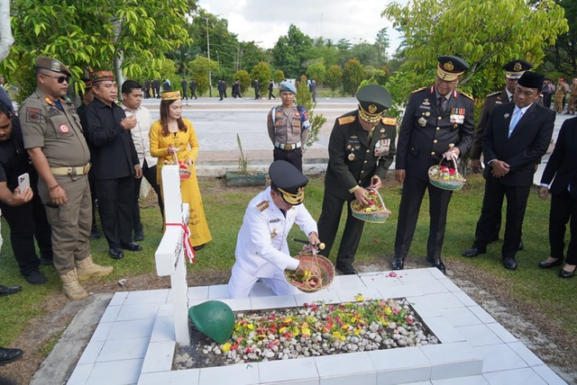 Upacara Ziarah HUT ke-69 Kalteng Dipimpin Agustiar Sabran di Taman Makam Pahlawan Sanaman Lampang