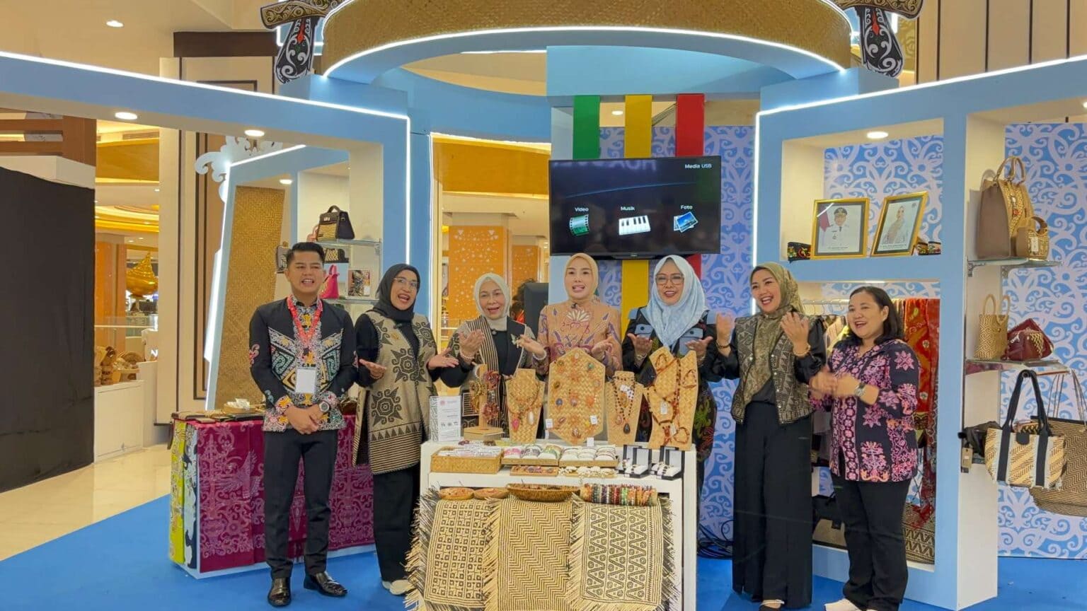 Ketua Dekranasda Kalteng Aisyah Thisia Agustiar Sabran Tinjau Stand Dekranasda Kalteng pada HUT Ke-46 Dekranas