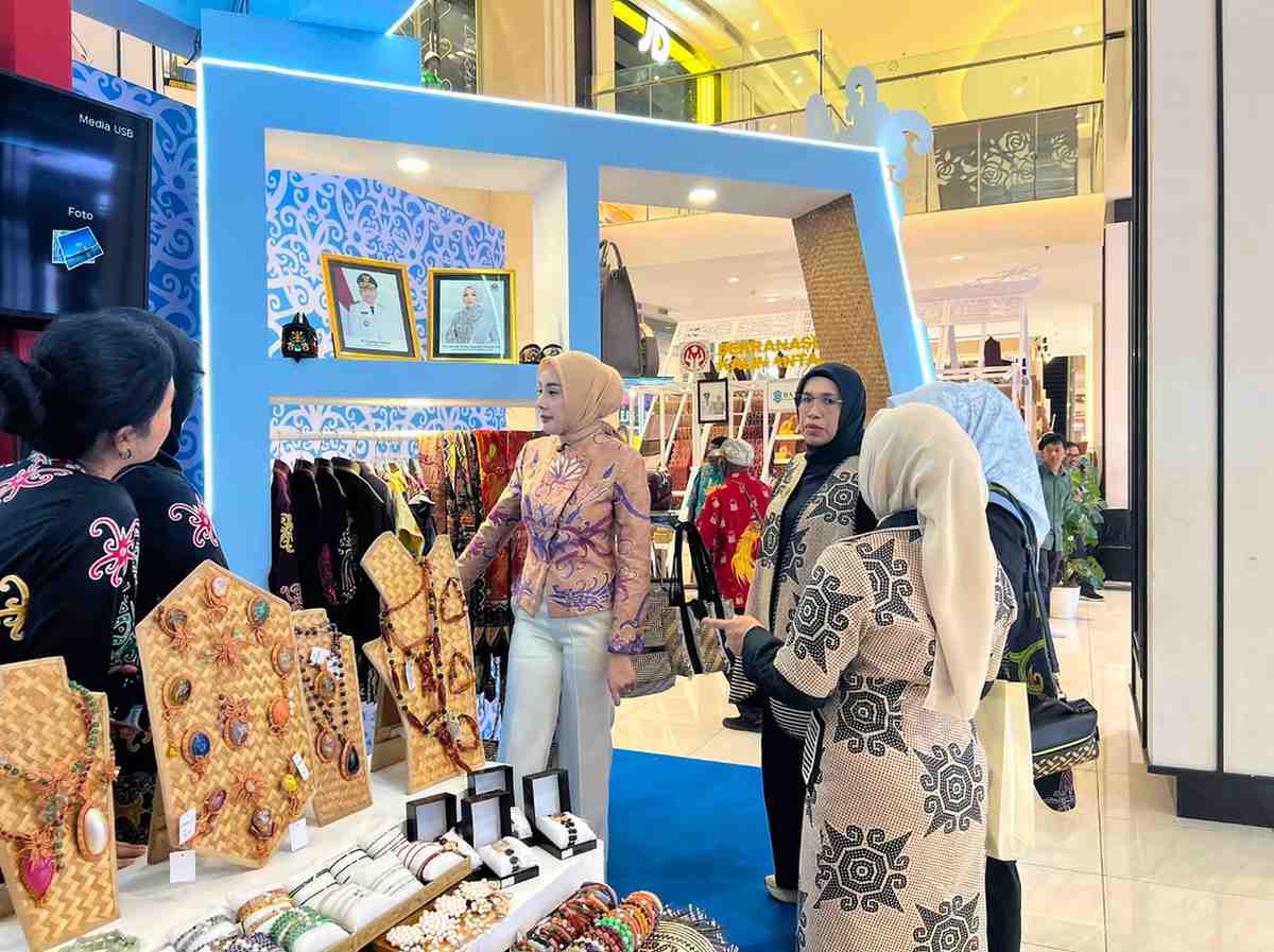 Ketua Dekranasda Kalteng Aisyah Thisia Agustiar Sabran Tinjau Stand Dekranasda Kalteng pada HUT Ke-46 Dekranas