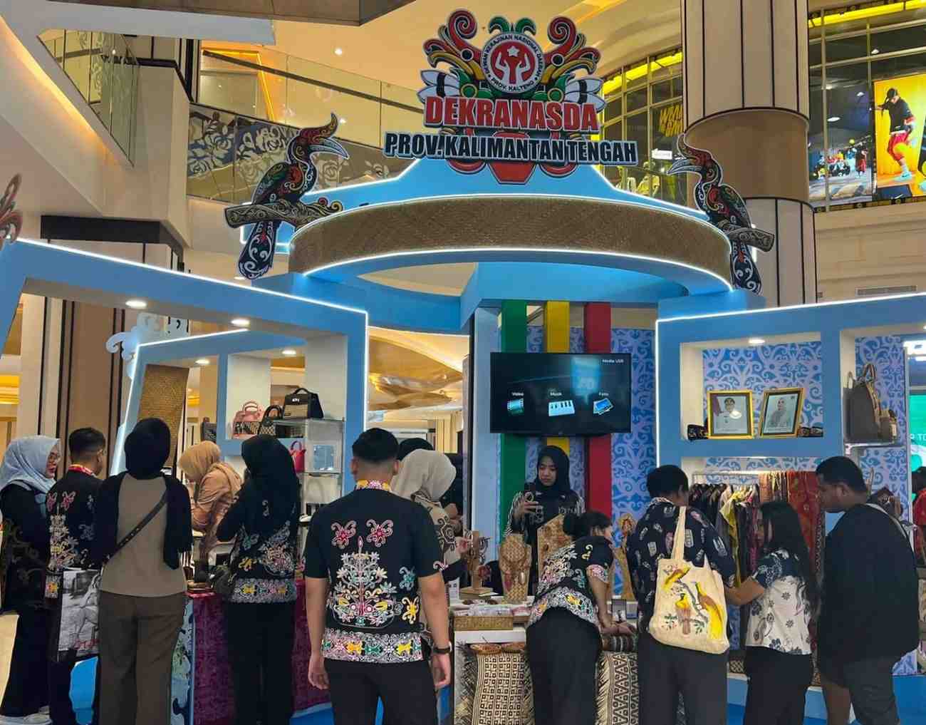 Ketua Dekranasda Kalteng Aisyah Thisia Agustiar Sabran Tinjau Stand Dekranasda Kalteng pada HUT Ke-46 Dekranas