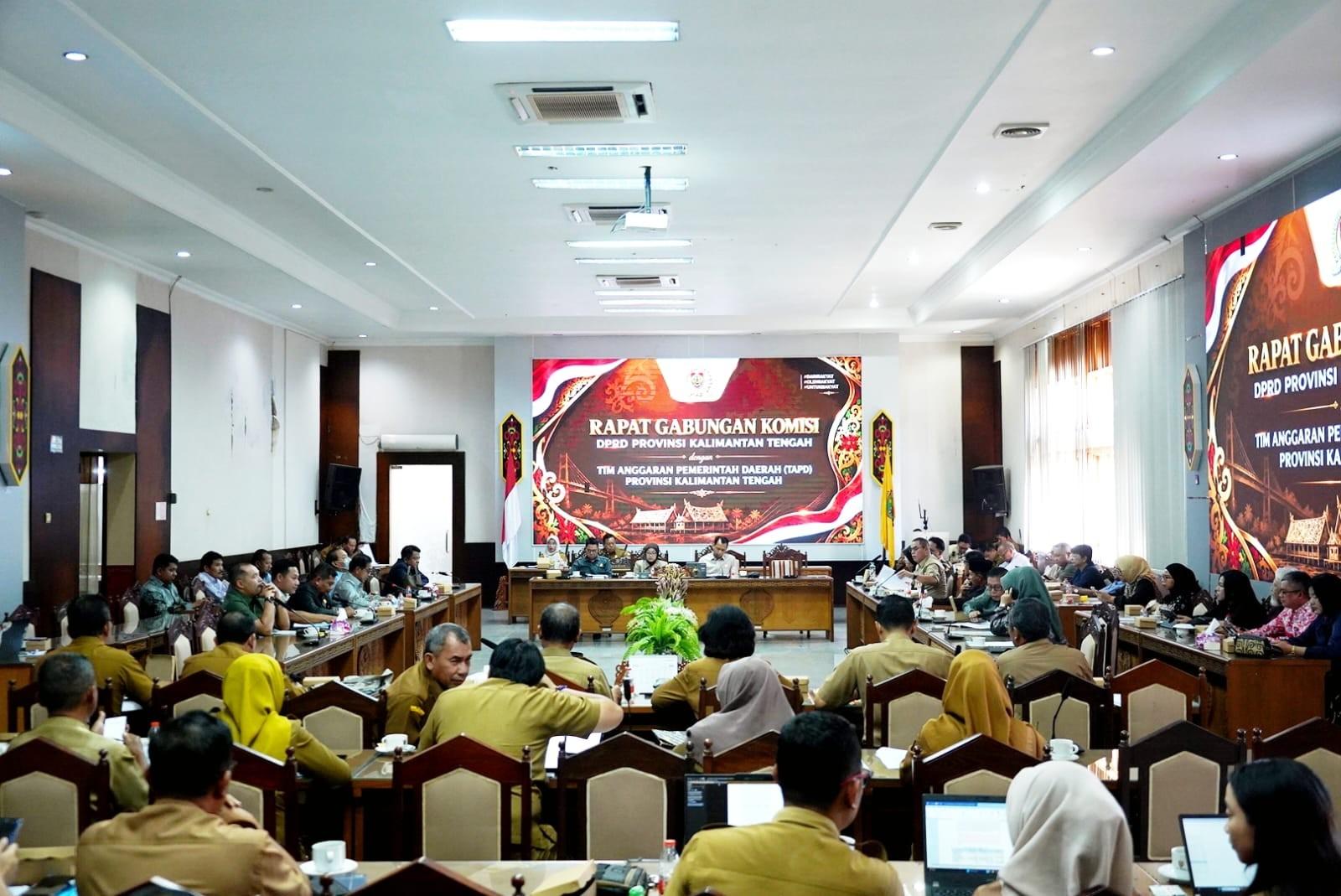 Rapat Gabungan Komisi DPRD Bahas Raperda APBD 2025 Dihadiri Pj Sekda Kalteng Linae Victoria Aden