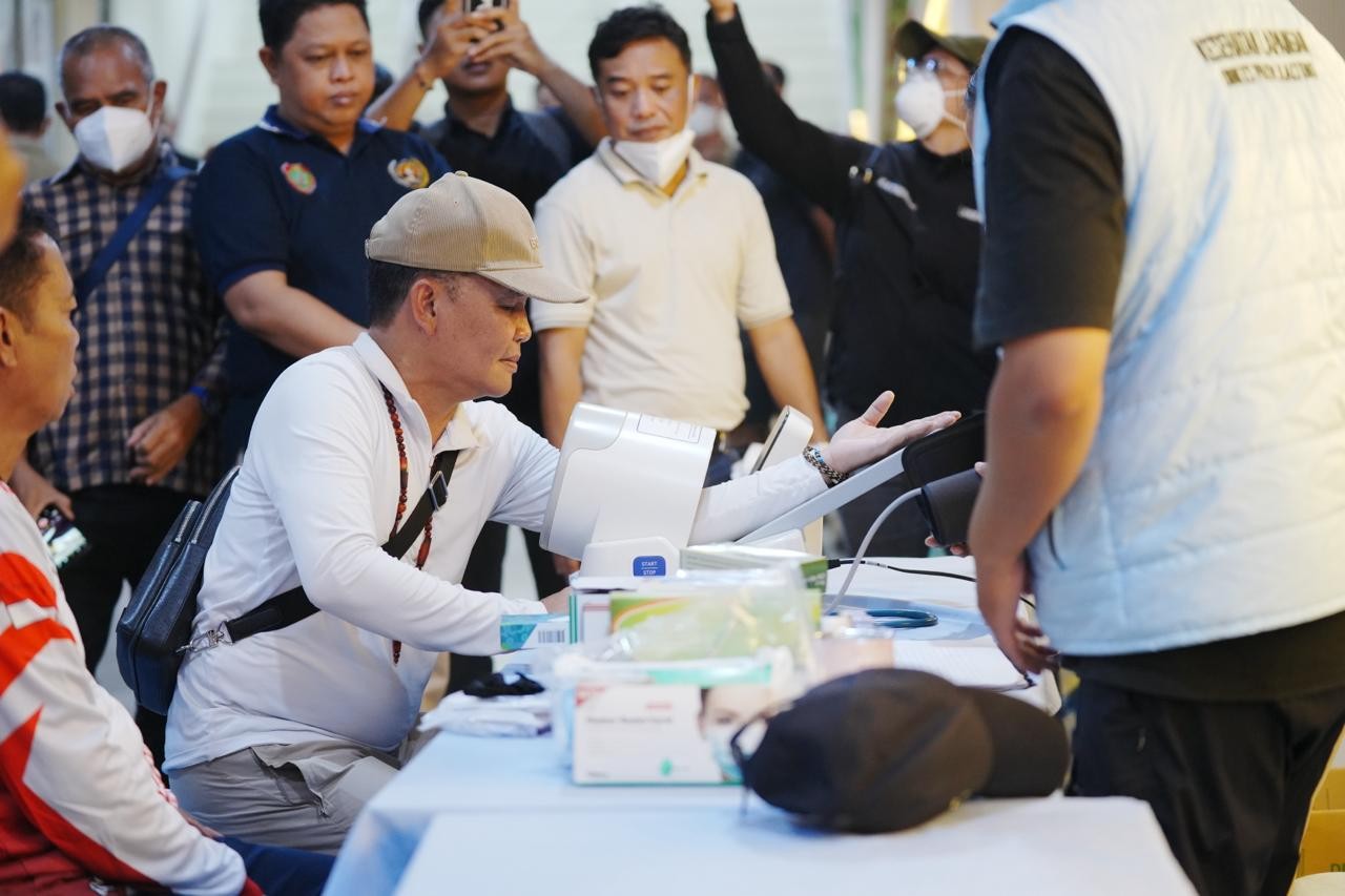 Peduli Kesehatan Masyarakat, Gubernur Agustiar Sabran Bersama Media Bagikan Masker di Tengah Karhutla