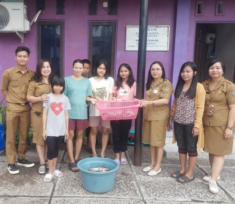Dislutkan Prov. Kalteng Bagikan Paket Ikan Segar ke Panti Asuhan