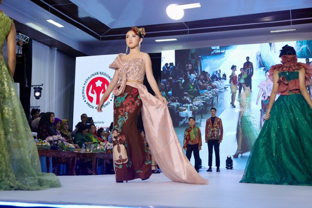 Ketua Dekranasda Prov. Kalteng Aisyah Thisia Agustiar Sabran Resmi Menutup Dekranasda Kalteng Fashion Festival