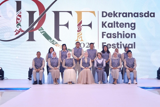 Ketua Dekranasda Prov. Kalteng Aisyah Thisia Agustiar Sabran Resmi Menutup Dekranasda Kalteng Fashion Festival