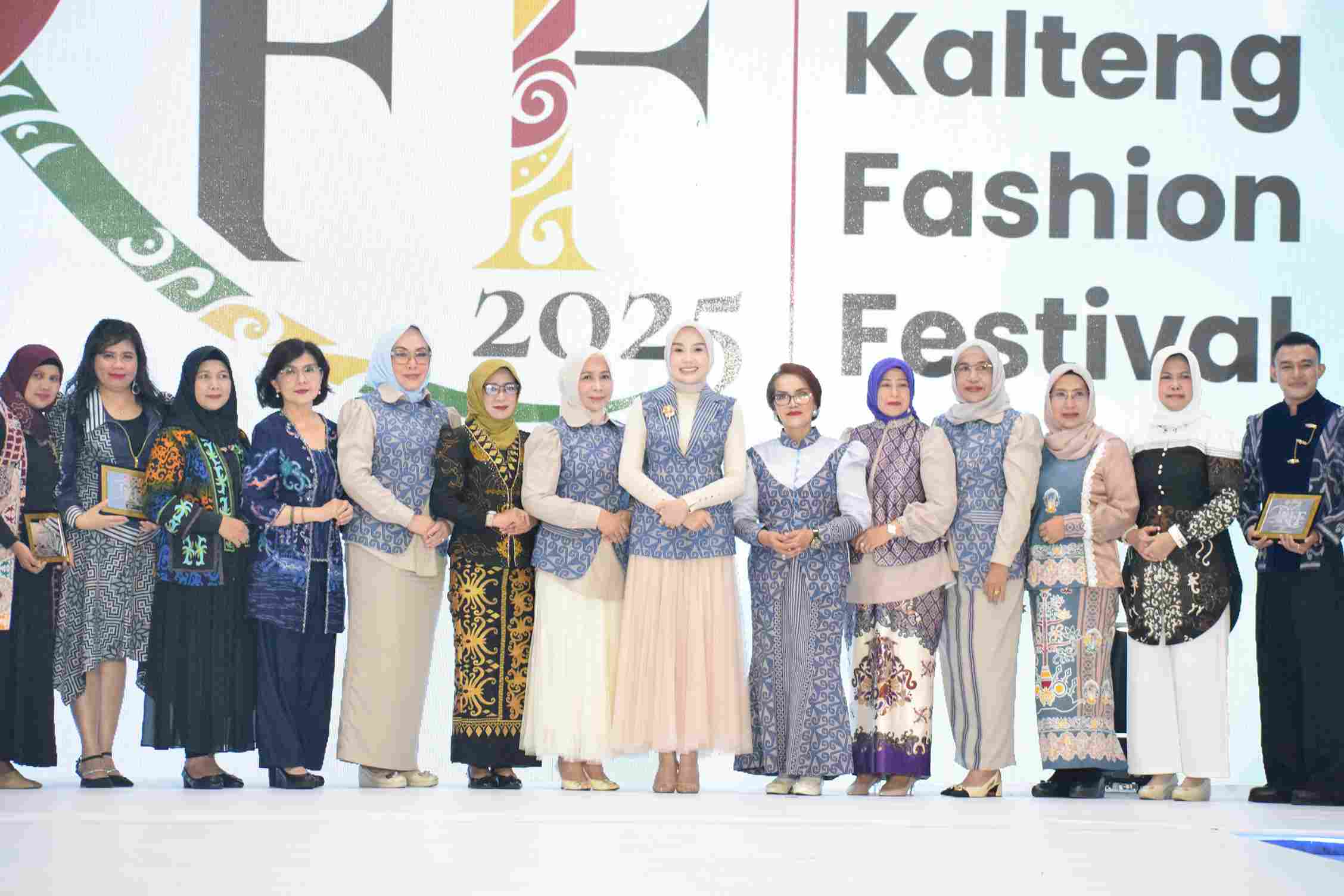 Penampilan 70 Model dari Sepuluh Desainer Terbaik Kalimantan Tengah
