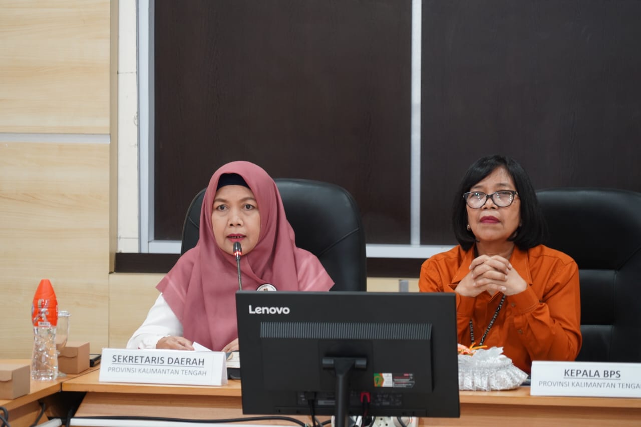 Asisten Ekbang Sri Widanarni Hadiri Konferensi Pers Berita Resmi Statistik BPS Prov. Kalteng