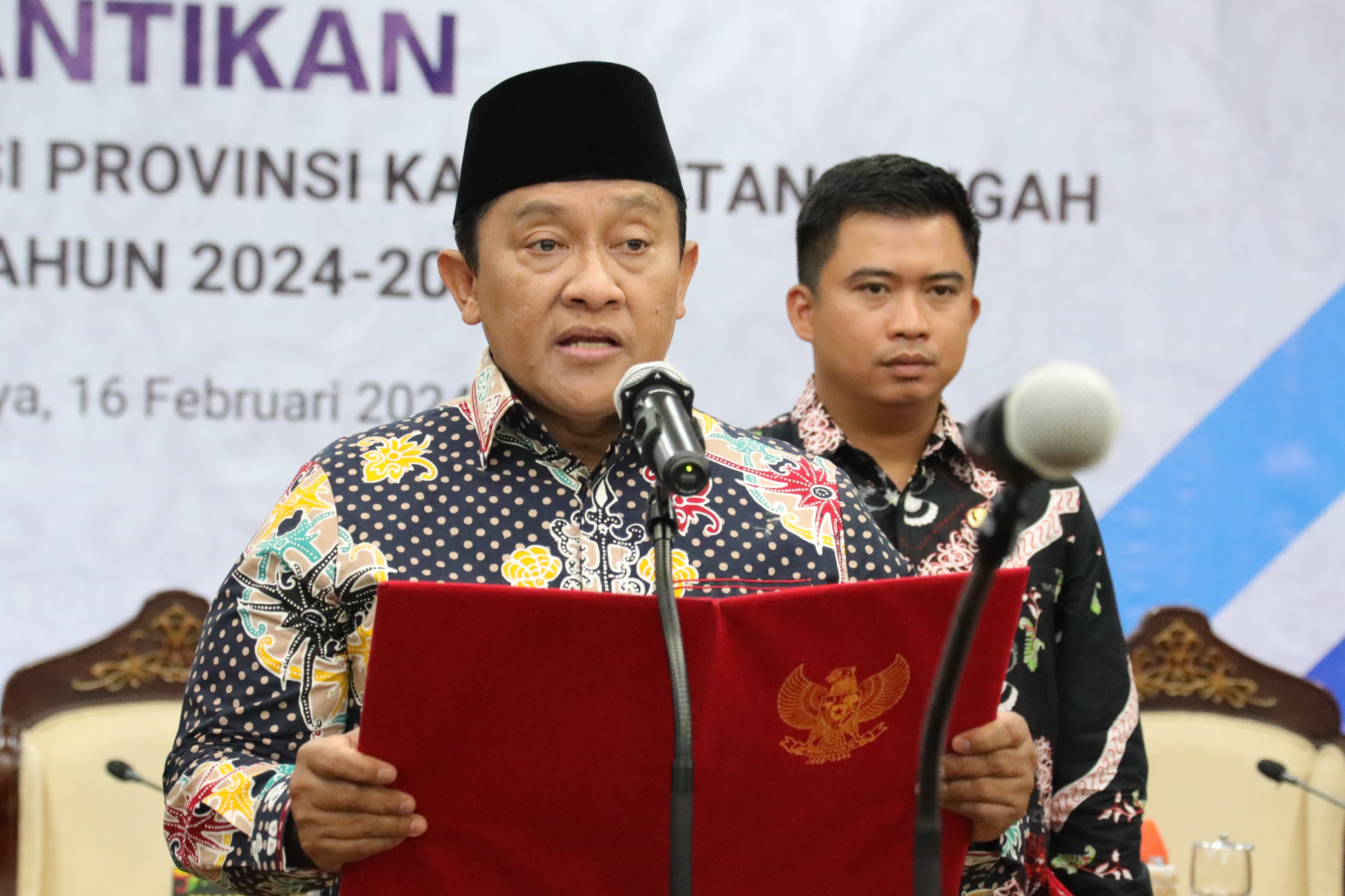 Wagub Kalteng Edy Pratowo Lantik Komisioner Komisi Informasi (KI) Prov. Kalteng Periode 2024-2027