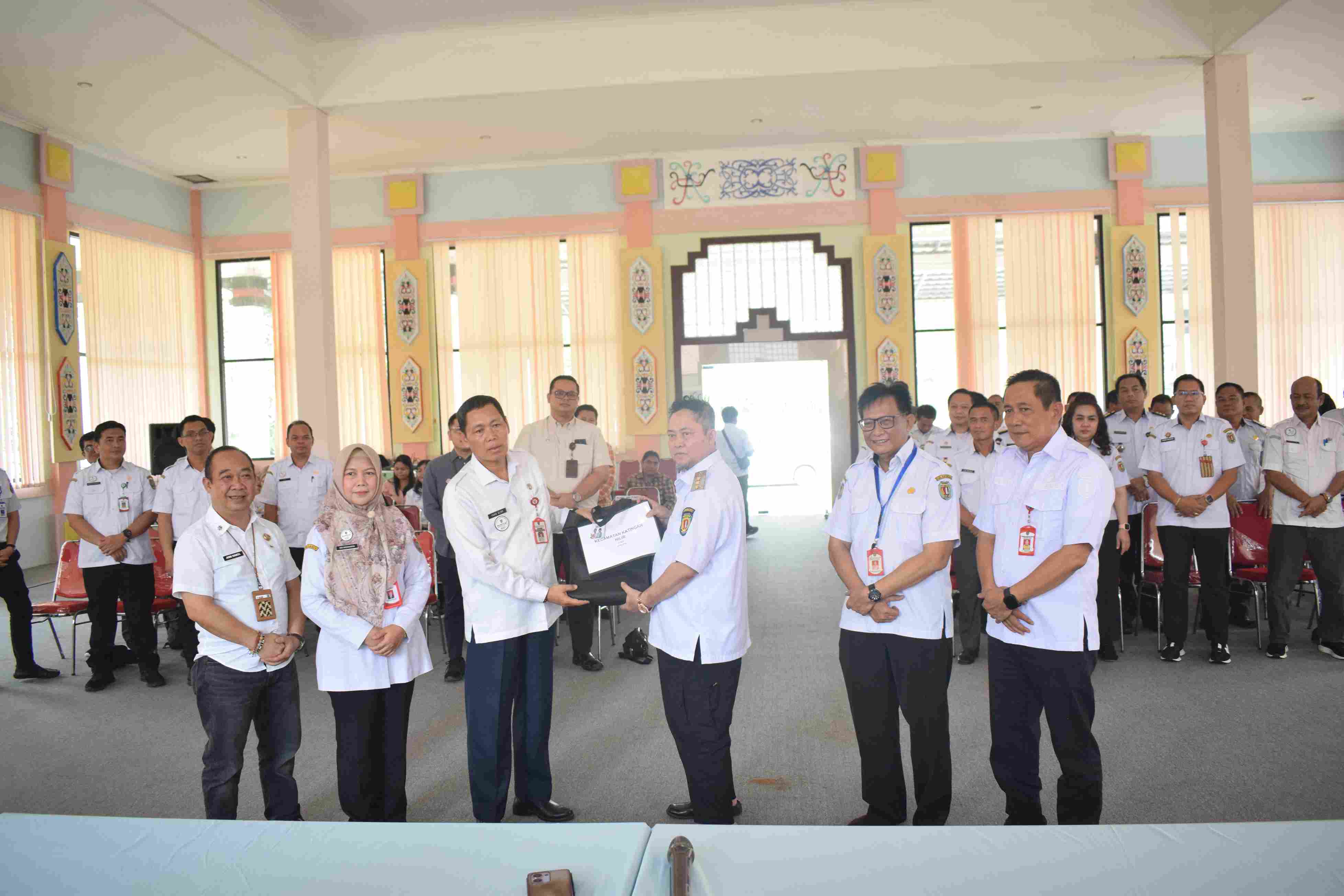 Komitmen Tingkatkan Kesejahteraan, Pemprov Kalteng Serahkan Kartu Huma Betang Sejahtera di Katingan