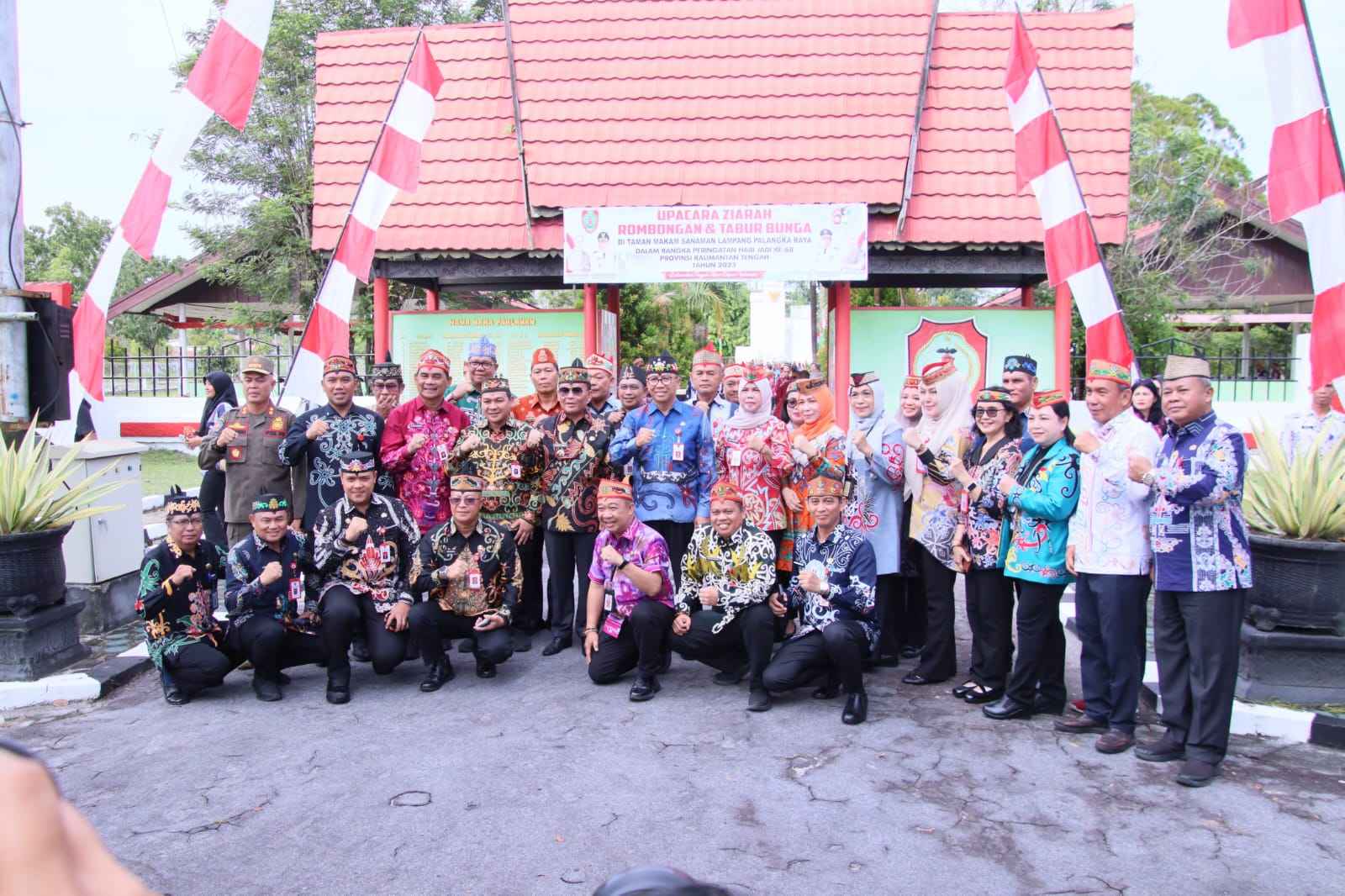 Gubernur Agustiar Sabran Bersama Jajaran Pejabat Pemprov Kalteng Secara Khidmat Lakukan Tabur Bunga