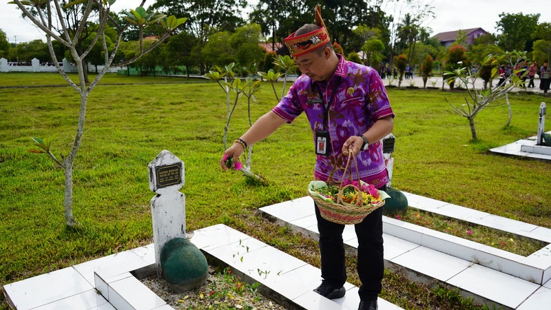Kepala DLH Prov. Kalteng Joni Harta Dampingi Gubernur Kalteng Agustiar Sabran Dalam Upacara Ziarah dan Tabur Bunga