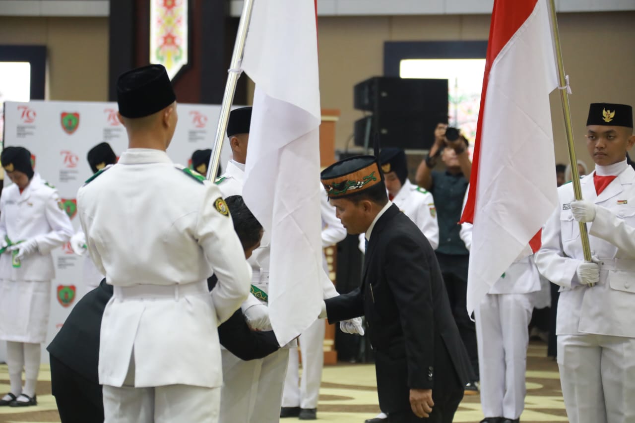 Gubernur Kalteng Agustiar Sabran Mengukuhkan 54 Putra-Putri Terbaik Sebagai Anggota Paskibraka