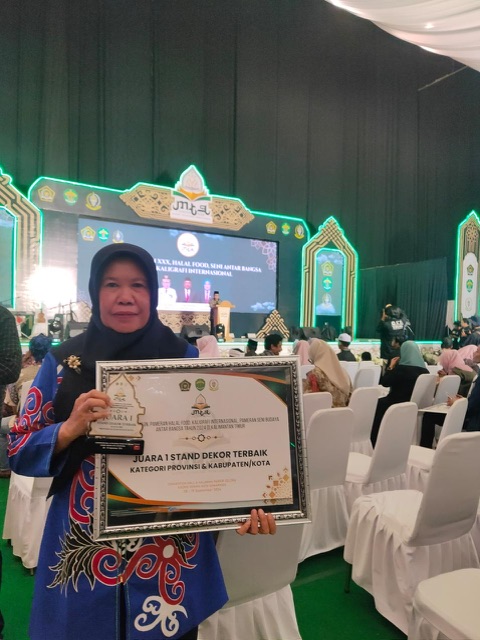 Stan Diskop dan UKM Provinsi Kalteng Raih Juara I Stan Dekor Terbaik