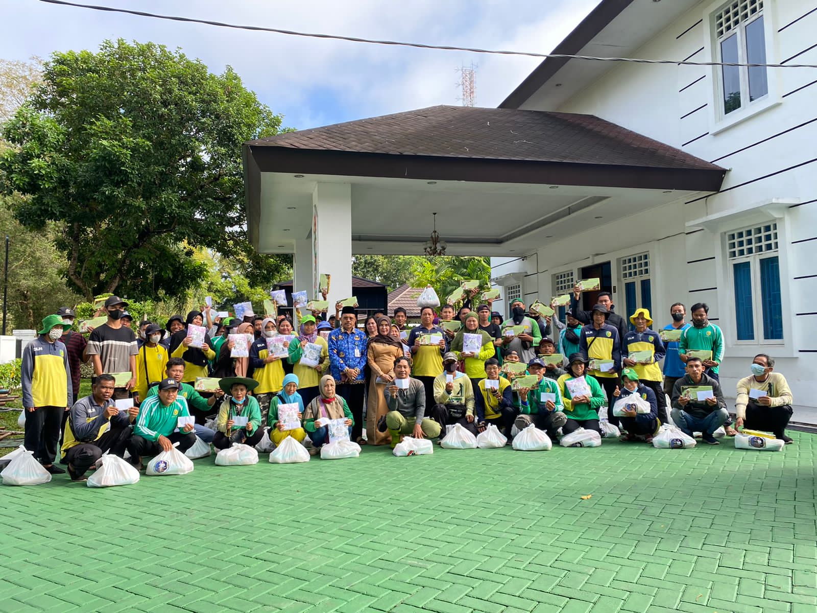 Sekda Prov. Kalteng Nuryakin Berbagi Berkah Kepada Petugas Kebersihan