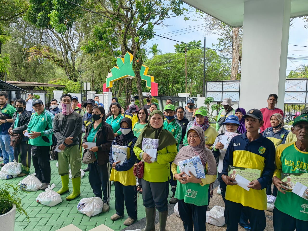 Sekda Prov. Kalteng Nuryakin Berbagi Berkah Kepada Petugas Kebersihan