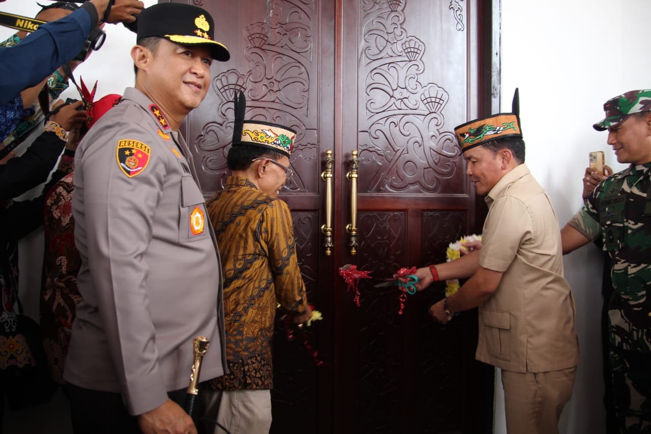 Gubernur Kalteng Agustiar Sabran Resmikan Balai Induk Kaharingan Garing Nganderang dan Gedung Kayu Erang Tingang