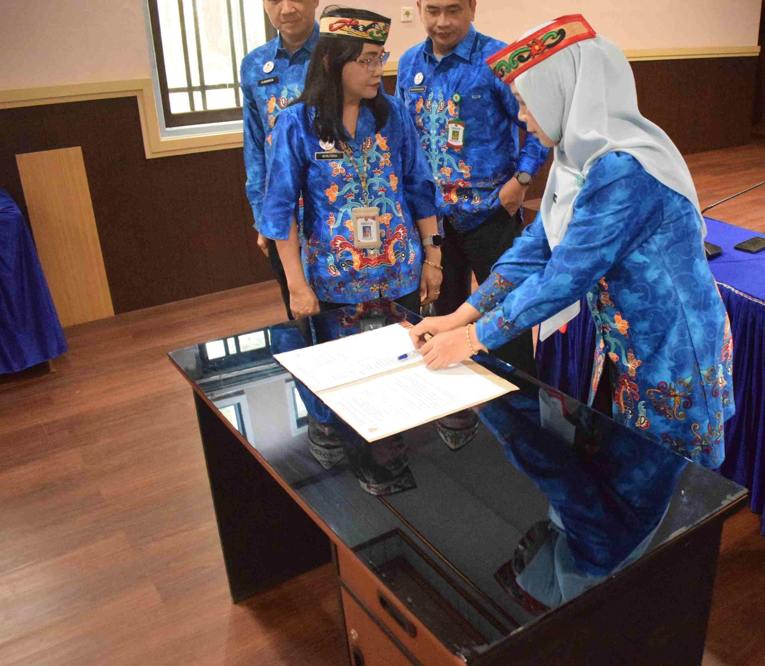 Perkuat Integritas ASN, Dislutkan Kalteng Laksanakan Penandatanganan Komitmen BerAKHLAK