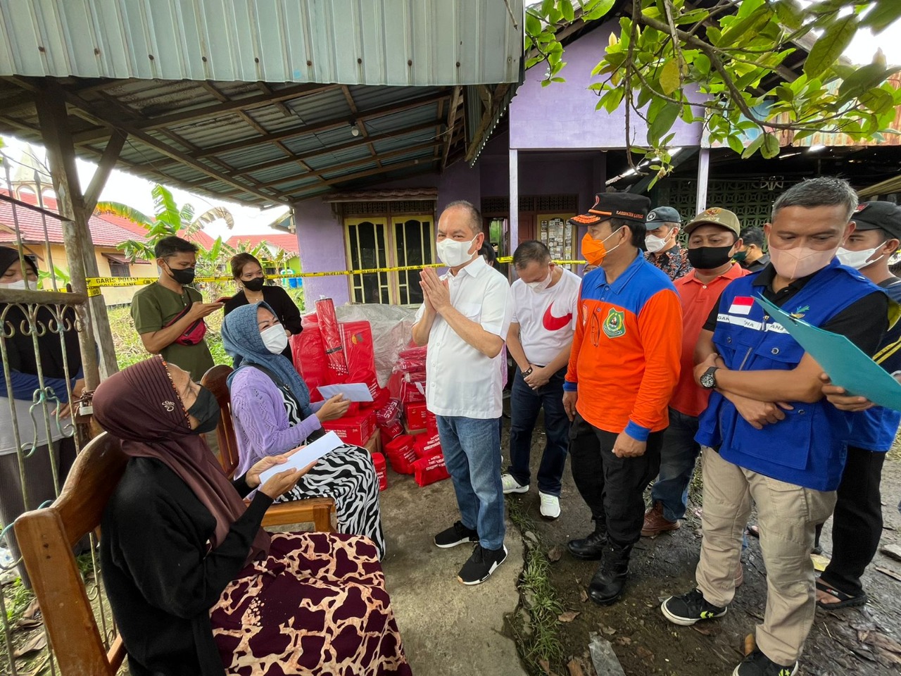 Bupati Kapuas Kunjungi Sekaligus Berikan Bantuan Kepada Korban Kebakaran